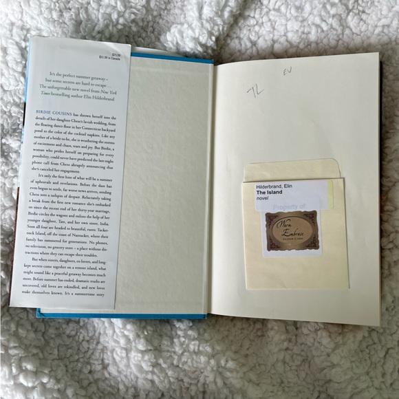 📚4/25$📚 The island by Elin Hilderbrand - Picture 8 of 9